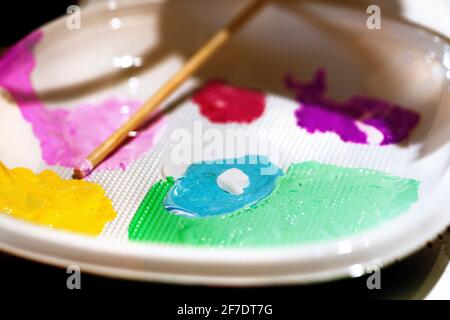 Kunststoffplatte, die als Farbpalette verwendet wird. Stockfoto