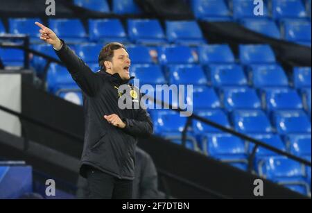 Manchester, Großbritannien. April 2021. Fußball: Champions League, Manchester City - Borussia Dortmund, K.O.-Runde, Viertelfinale, erste Etappe im Etihad Stadium. Der Dortmunder Coach Edin Terzic gibt Anweisungen. Kredit: Lindsey Parnaby/dpa/Alamy Live Nachrichten Stockfoto