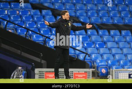 Manchester, Großbritannien. April 2021. Fußball: Champions League, Manchester City - Borussia Dortmund, K.O.-Runde, Viertelfinale, erste Etappe im Etihad Stadium. Dortmunder Trainer Edin Terzic ist am Rande. Kredit: Lindsey Parnaby/dpa/Alamy Live Nachrichten Stockfoto