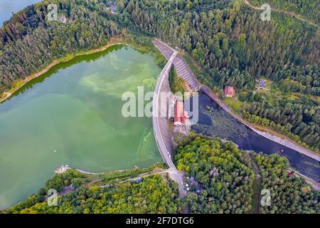 Panorama-Luftaufnahme von See und Wasserdamm in Pilchowice. Stockfoto