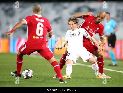 Real Madrids Luka Modric kämpft während des UEFA Champions League-Spiels im Alfredo Di Stefano Stadium, Madrid, um den Ball mit den Liverpools Thiago Alcantara (links) und Fabinno. Bilddatum: Dienstag, 6. April 2021. Stockfoto