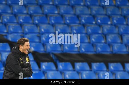 Manchester, Großbritannien. April 2021. Fußball: Champions League, Manchester City - Borussia Dortmund, K.O.-Runde, Viertelfinale, erste Etappe im Etihad Stadium. Dortmunder Trainer Edin Terzic schreit Anweisungen. Kredit: Lindsey Parnaby/dpa/Alamy Live Nachrichten Stockfoto