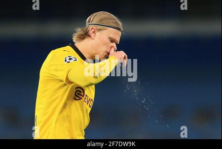 Manchester, Großbritannien. April 2021. Fußball: Champions League, Manchester City - Borussia Dortmund, K.O.-Runde, Viertelfinale, erste Etappe im Etihad Stadium. Dortmunds Erling Haaland befreit seine Nase. Kredit: Lindsey Parnaby/dpa/Alamy Live Nachrichten Stockfoto