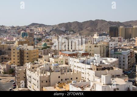 Typisch arabische Architektur in Mekka. Am Stadtrand von Mekka. Armut und soziale Probleme in Saudi-Arabien. Stockfoto