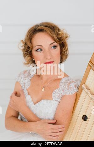 Musikerin weiblich spielen Hackbrett traditionelles Instrument, innen Stockfoto