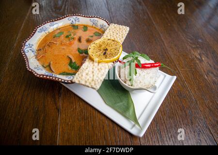 Traditionelle würzige Thai-Suppe Tom Yum und verschiedene Zutaten rund um. Stockfoto