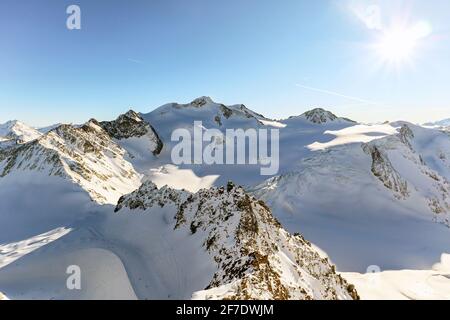 Blick vom Pitztaler Gletscher in die hochalpine Berglandschaft mit Wildspitzgipfel im Winter mit viel Schnee und Eis, Österreichische Alpen in Tirol A Stockfoto
