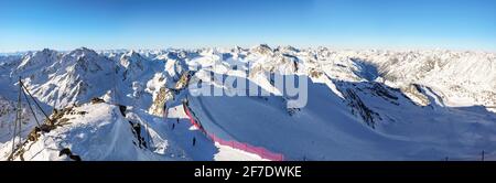 Blick vom Pitztaler Gletscher in die hochalpine Berglandschaft mit Seilbahnstation und Skipiste im Winter mit viel Schnee und Eis, österreichisch A Stockfoto