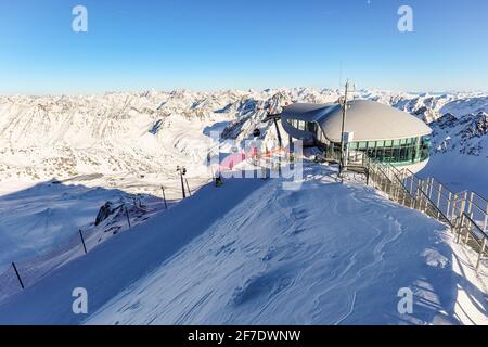 Blick vom Pitztaler Gletscher in die hochalpine Berglandschaft mit Seilbahnstation und Skipiste im Winter mit viel Schnee und Eis, österreichisch A Stockfoto