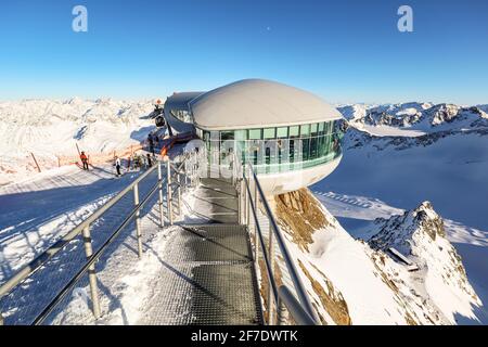 Blick vom Pitztaler Gletscher in die hochalpine Berglandschaft mit Seilbahnstation und Skipiste im Winter mit viel Schnee und Eis, österreichisch A Stockfoto