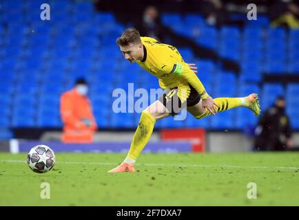 Manchester, Großbritannien. April 2021. Fußball: Champions League, Manchester City - Borussia Dortmund, K.O.-Runde, Viertelfinale, erste Etappe im Etihad Stadium. Der Dortmunder Marco Reus versucht, den Ball zu holen. Kredit: Lindsey Parnaby/dpa/Alamy Live Nachrichten Stockfoto