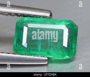 Natürlicher Edelstein grüner Smaragd Beryl auf Hintergrund Stockfoto