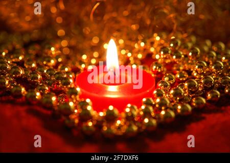Kerze mit weihnachtlichen Dekorationen als abstrakter festlicher Hintergrund. Weihnachten und Frohes Neues Jahr Girlande und Dekoration. Stockfoto
