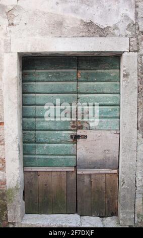 Alte Holztür eines alten Gebäudes mit Schlössern. Stockfoto