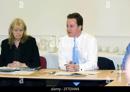 Datei-Bild von David Cameron, dem ehemaligen Vorsitzenden der Konservativen Partei, der im März 2007 ein Treffen mit seinem walisischen Kabinett abhielt. Er wird neben dem Schattenstaatssekretären für Wales - Cheryl Gillan MP - abgebildet. Stockfoto