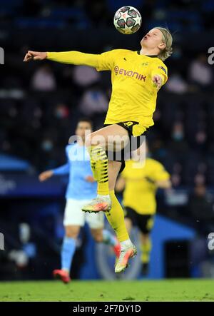 Manchester, Großbritannien. April 2021. Fußball: Champions League, Manchester City - Borussia Dortmund, K.O.-Runde, Viertelfinale, erste Etappe im Etihad Stadium. Der Dortmunder Erling Haaland versucht, den Ball zu kontrollieren. Kredit: Lindsey Parnaby/dpa/Alamy Live Nachrichten Stockfoto