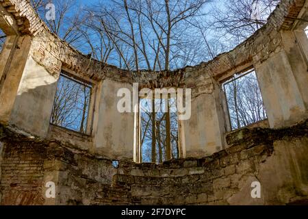 Blick durch ein Loch für Türen und Fenster in einem Verlassene Ruine im Wald Stockfoto