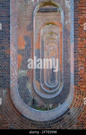 Blick auf den Viadukt des Ouse-Tals vom Bogengewölbe darunter. Sussex, Südengland, Großbritannien. Stockfoto