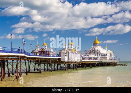 Tageslichtblick auf den Eastbourne Pier vom Ufer aus. Eastbourne, East Sussex, England, Vereinigtes Königreich. Stockfoto