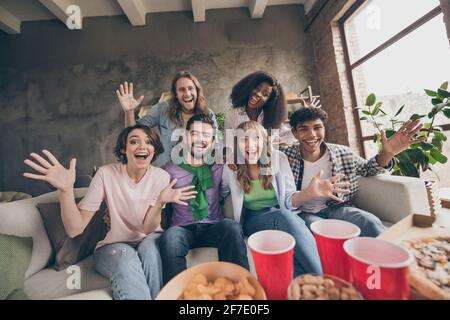 Portrait von attraktiven funky fröhlich Freunde sitzen auf dem Sofa mit Spaß Freizeit Tag gute Laune im Haus Backstein Loft Drinnen stilvolles Design Stockfoto