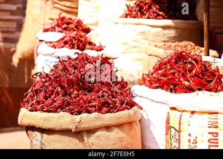 Frische ganze trockene rote Chilischoten, die zum Verkauf in einem Beutel aufbewahrt werden In einem Marktstand Stockfoto