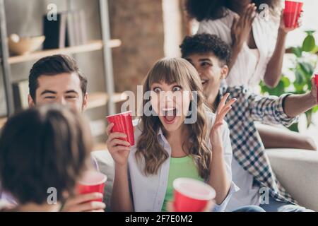 Porträt von attraktiven überglücklich funky fröhlich besten Freunden verbringen Zeit Viel Spaß beim Trinken von Lagerbier im Stil eines Backsteinlofts im Innenbereich Stockfoto