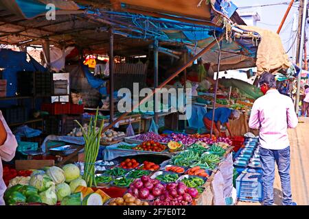 Kochi, Kerala, Indien -6. März 2021 Frischgemüsemarkt Stand auf der Straßenseite in kochi, kerala Stockfoto