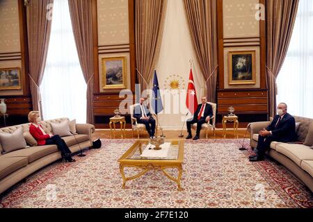 Ankara, Türkei. April 2021. Der türkische Präsident Recep Tayyip Erdogan (2. R) trifft sich am 6. April 2021 mit dem Präsidenten des Europäischen Rates, Charles Michel (2. L), und der Präsidentin der Europäischen Kommission, Ursula von der Leyen (1. L), in Ankara, Türkei. Spitzenbeamte der Europäischen Union haben am Dienstag ihre Bereitschaft bekundet, mit der Türkei an einer konkreten Agenda zu arbeiten, um die Zusammenarbeit zwischen Wirtschaft und Migration zwischen den beiden Seiten voranzutreiben. Quelle: Mustafa Kaya/Xinhua/Alamy Live News Stockfoto