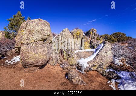Felsen mit Schnee im Black River des Gunnison National Park, Colorado Stockfoto