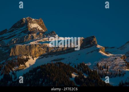 Schönes Frühwinterpanorama des Oldenhorns oberhalb des Dorfes Les Diablerets in der Schweiz an einem sonnigen Tag. Stockfoto