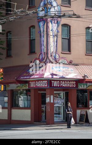 Vancouver, Kanada - 29,2020. Juni: Blick auf das Restaurant Two Papageien auf der Granville Street in der Innenstadt von Vancouver Stockfoto