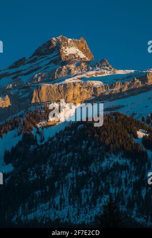 Schönes Frühwinterpanorama des Oldenhorns oberhalb des Dorfes Les Diablerets in der Schweiz an einem sonnigen Tag. Stockfoto