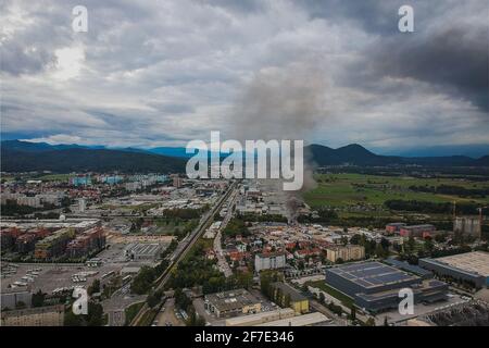 Luftaufnahme eines Brandes im Industriegebiet Stegne in Ljubljana, Slowenien. Dunkle Rauchwolke steigt vom Zündort aus sichtbar auf. Gefahr Stockfoto