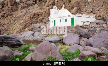 Sidi Chamharouch (König von Jinns) ist ein vorislamischer Marabou-Schrein, der sich auf 2350 m Höhe, 5 km nördlich des Gipfels von Jebel Toubkal, Marokko, befindet Stockfoto