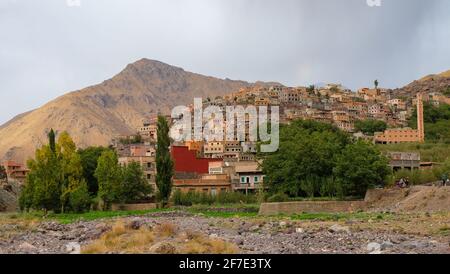 Ein Berberdorf von Aroumd in der Nähe des Toubkal National Park, einem Nationalpark im Hohen Atlas Gebirge in West-Marokko Stockfoto