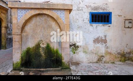 Ein öffentlicher Wasserbrunnen in Essaouira, einer Stadt im Westen Marokkos an der Atlantikküste Stockfoto