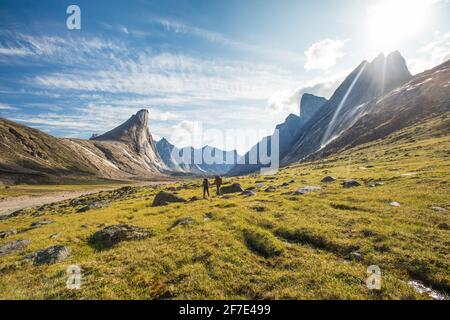 Rückansicht von zwei Rucksacktouristen, die durch den Bergpass wandern. Stockfoto