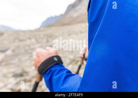 Detailansicht des Rucksackarms in blauer Regenjacke. Stockfoto