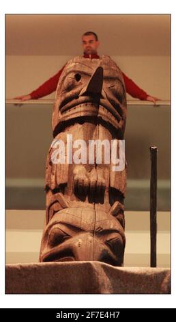 Ein früher und wichtiger TOTEM-POL der Nisga'a Nation, British Colombia, erhob sich im British Museum mit dem Meisterschnitzer von Chief Gadeelip (wörtlich „Cheif Anchor“) und einem Mitglied des Adler-Beaver-Clans von Nisga'a, um den Prozess zu beobachten. Der prächtige, 8 Meter lange rote Zedernstock wird eines der Hauptobjekte der kommenden Ausstellung LIVING and DYING am 3. November sein.Bild David Sandison 17/10/2003 ein früher und wichtiger TOTEMPFÄHLE aus der Nisga'a Nation, British Colombia, erhob sich zusammen mit Chief Gadeelip im British Museum (Wörtlich „Cheif Anchor“) Hauptauto Stockfoto