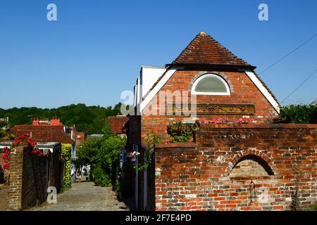 Ziegelmauer und Haus oben auf der Frog Lane im Mount Sion District, Royal Tunbridge Wells, Kent, England Stockfoto