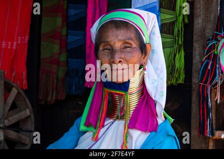 Kayan Frau trägt traditionelle Messinghaltringe, in der Nähe von Loikaw, Myanmar Stockfoto