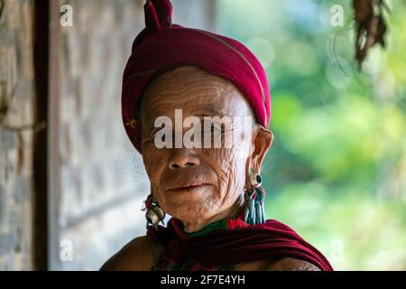 Porträt einer älteren Kayah-Frau, in der Nähe von Loikaw, Myanmar Stockfoto