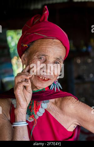 Porträt einer lächelnden älteren Kayah-Frau in der Nähe von Loikaw, Myanmar Stockfoto