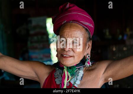 Porträt einer älteren Kayah-Frau, in der Nähe von Loikaw, Myanmar Stockfoto