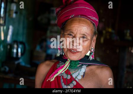 Porträt einer älteren Kayah-Frau, in der Nähe von Loikaw, Myanmar Stockfoto