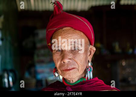 Porträt einer älteren Kayah-Frau, in der Nähe von Loikaw, Myanmar Stockfoto