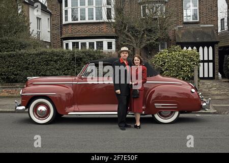 GROSSBRITANNIEN / England/ Paar in 1940s Outfits im 1947 Plymouth Cabrio, London 2013. Stockfoto