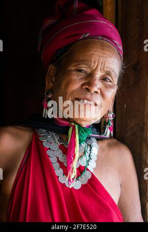 Porträt einer älteren Kayah-Frau, in der Nähe von Loikaw, Myanmar Stockfoto