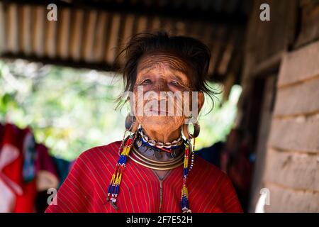 Porträt einer älteren Frau aus dem Stamm Kayaw, in der Nähe von Loikaw, Myanmar Stockfoto
