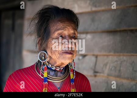 Porträt einer älteren Frau aus dem Stamm Kayaw, in der Nähe von Loikaw, Myanmar Stockfoto
